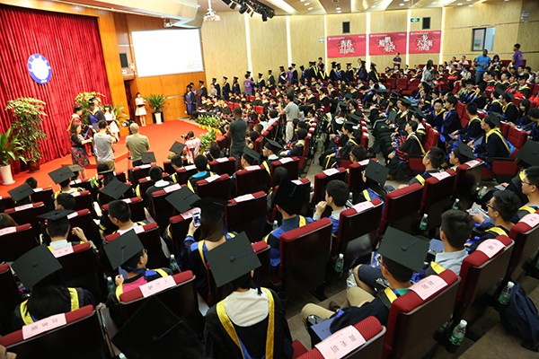 经管学院举行2015届毕业生授位典礼