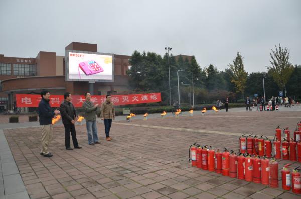 学校开展消防灭火演练