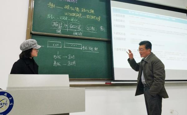 王舟舟同学在接受祝教授的指导.jpg 王舟舟同学在接受祝教授的指导.jpg