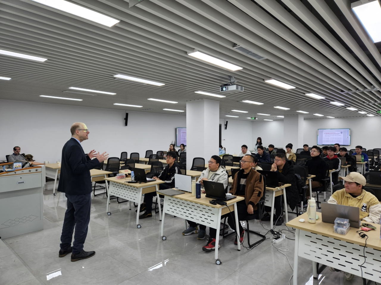 ESIGELEC副校长Cyril MARTEAUX到访自动化工程学院