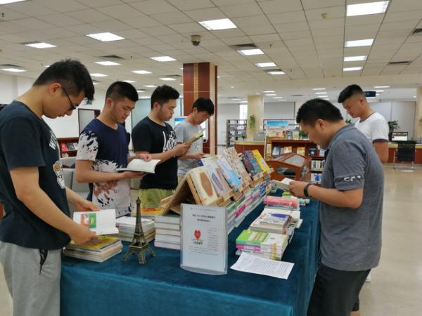 图书馆举办“我爱我”专属书展