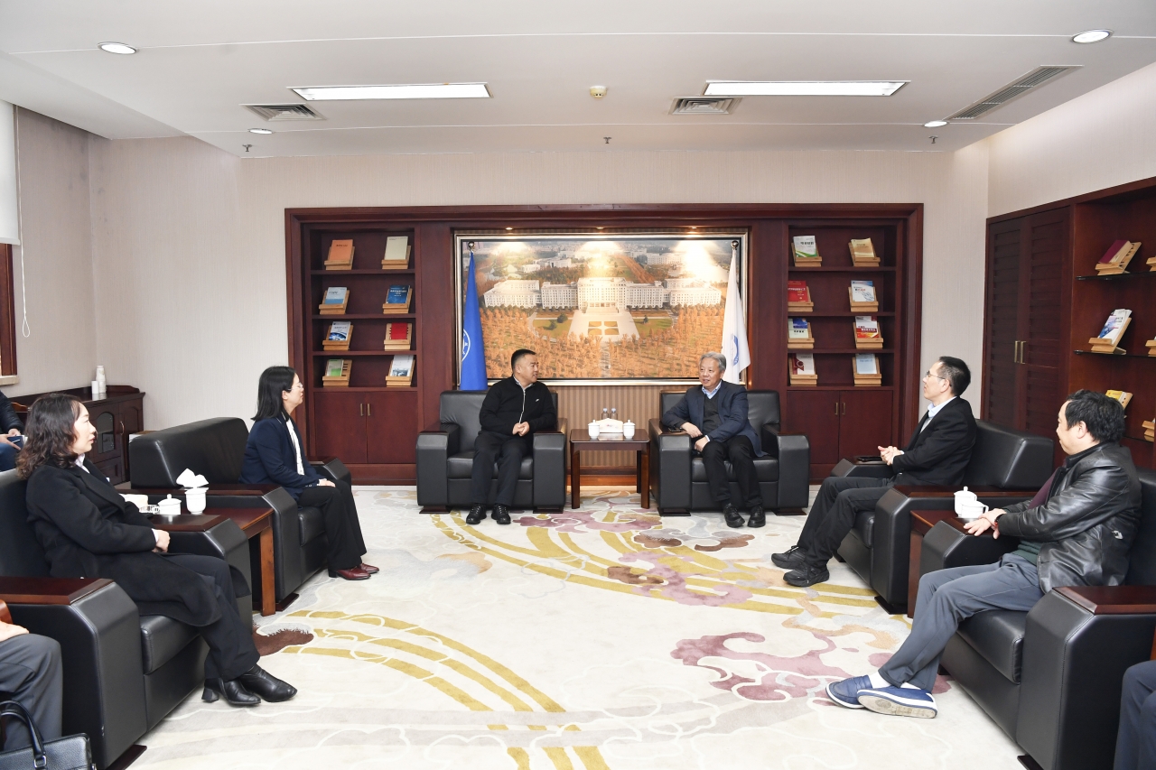 康定市委副书记、市长王强一行来校访问