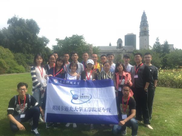 6卡迪夫校园合影留念.jpg 6卡迪夫校园合影留念.jpg