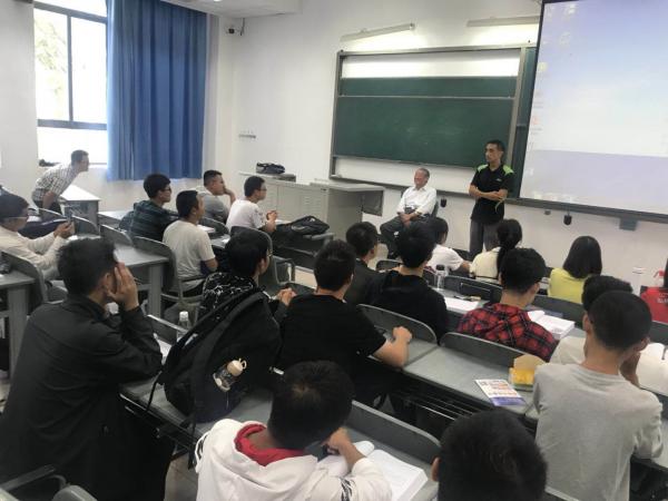 郭桂蓉院士走进本科课堂  为通信学院新生解疑释惑