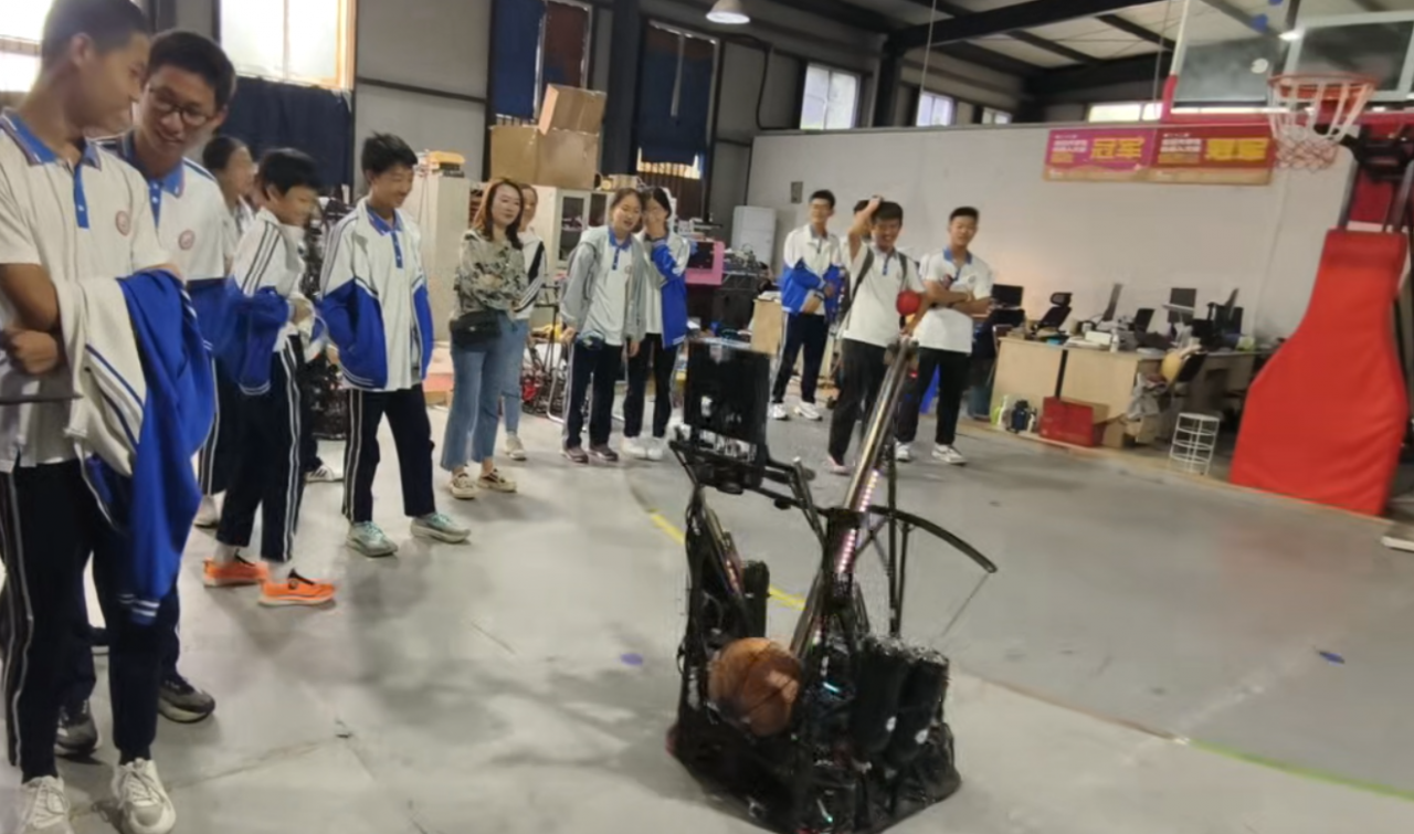 成都教科院附中同学到电子科大机器人基地开展研学活动