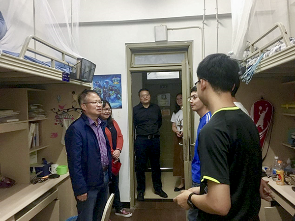 经管学院领导走进学生宿舍关怀学子成长