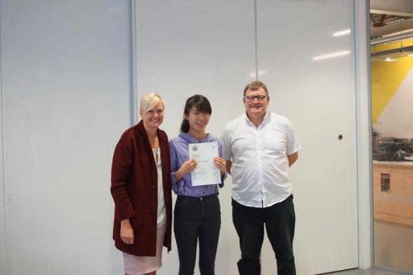 结业仪式和Andre(右)与东伦敦副校长(左)的合影.jpg 结业仪式和Andre(右)与东伦敦副校长(左)的合影.jpg