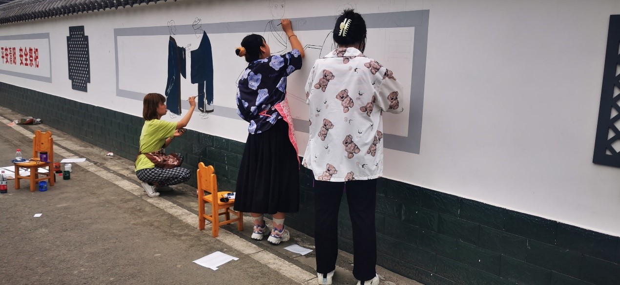 外国语学院师生到景岗村开展“助力乡村振兴、手绘文化墙”活动