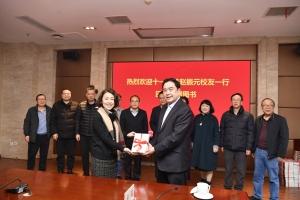 十一科技董事长、党委书记赵振元校友向学校捐赠图书