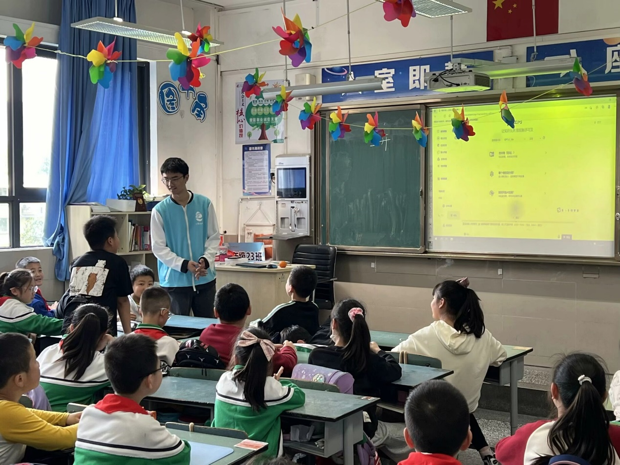 软件学院前往电子科技大学附属实验小学开展科技课堂活动