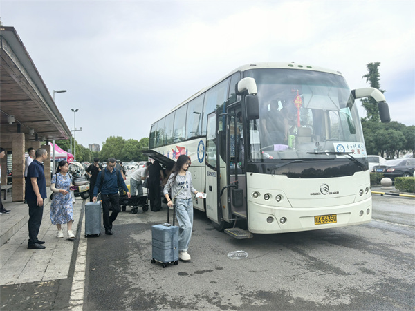 后勤迎新进行时，助力新生开启美好大学生活！