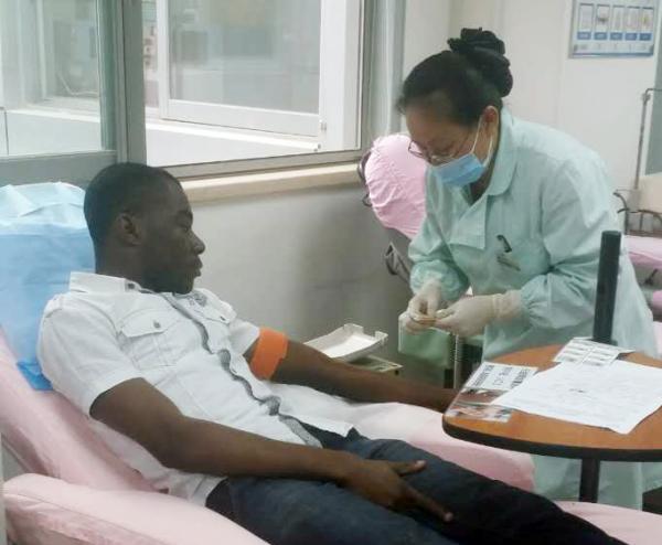 大卫正在献血9.JPG 5fead3b469cecdef6516ca62ca7870c5.jpg