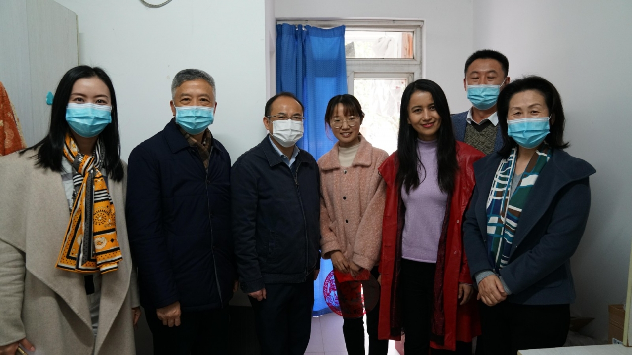 少数民族学生4.jpg 6004de1fb60261aea83293d2ba5c8266.jpg