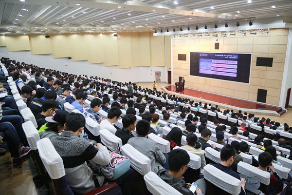 英国格拉斯哥大学校长做客成电讲坛