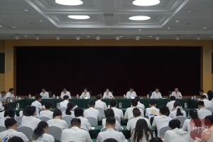 四川省省长施小琳在电子科技大学同师生座谈交流