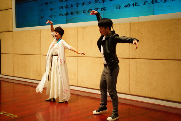 讲坛0003.JPG 605335af91bfa5743ba71dfda0008aa9.jpg