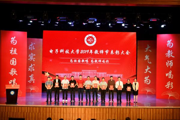 领奖0008.jpg 61015d00daeea03159a6cf95e2b3a7cc.jpg