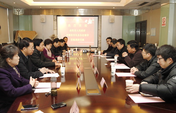 洛阳市市长李柳身一行来访我校