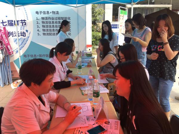 校医院开展"战痘校园行"皮肤科专场义诊活动