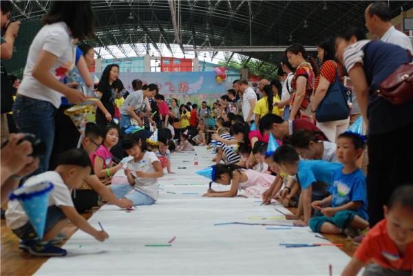 学校举行六一亲子活动