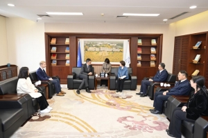 诺奖得主迪迪埃·奎洛兹来校访问