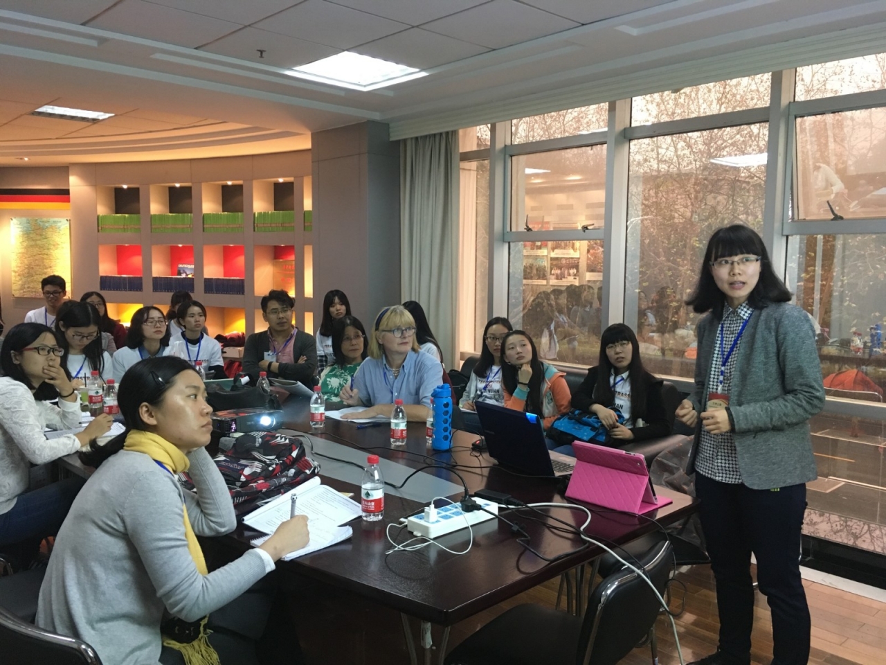 05-2019年,张维莎(右一)在华中科技大学参加日耳曼学年会.jpg 05-2019年,张维莎(右一)在华中科技大学参加日耳曼学年会.jpg