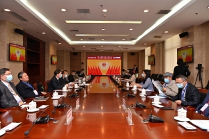 学校第八届教代会暨第十三届工代会第四次会议开幕