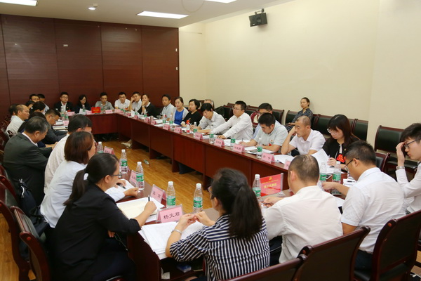 第九次党代会第三代表团召开讨论会