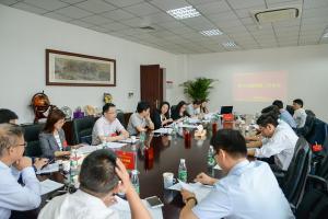 第九次党代会第七、八、九代表团召开讨论会