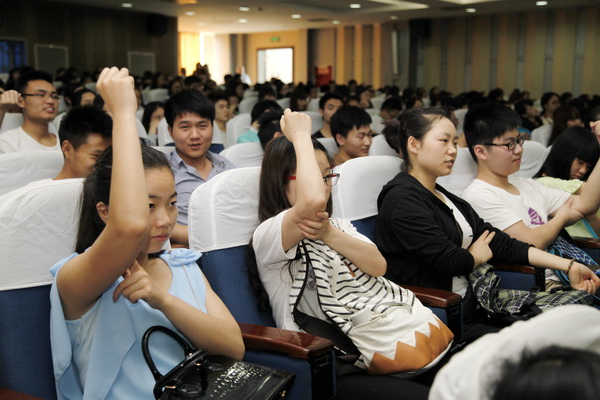 学校开展防震避灾应急疏散演练