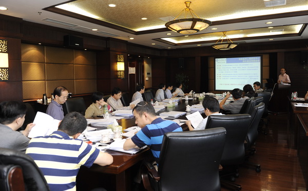 学校举行校级研究中心答辩评审会