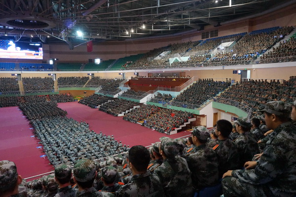 成电师生收看抗战胜利70周年大阅兵直播