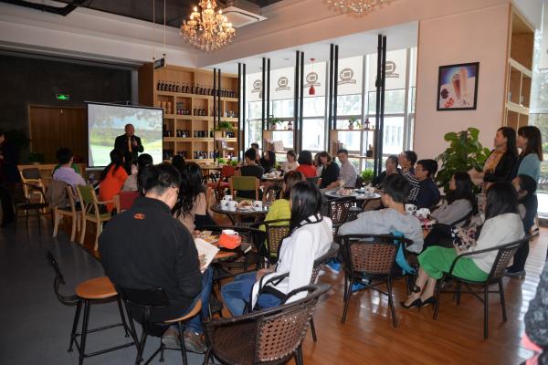 阿尔伯塔大学前校监探讨如何把校友发展成为大学资源