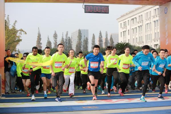 学校举行“拥抱银杏”校园迷你马拉松活动