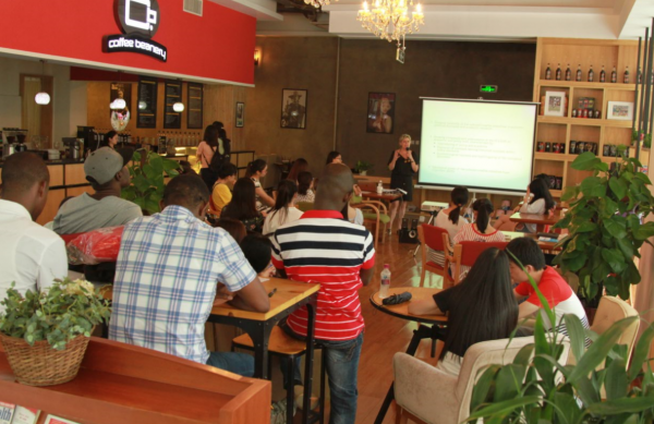 学术沙龙探讨文化与创意产业