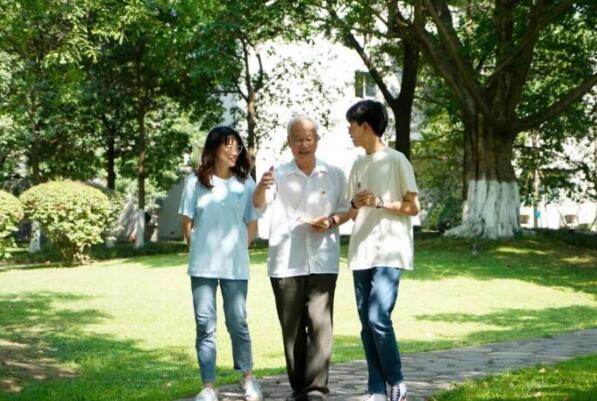 【第六届礼敬中华传统文化】陈天麒:为人谦虚正派 为学求实创新 【第六届礼敬中华传统文化】陈天麒:为人谦虚正派 为学求实创新