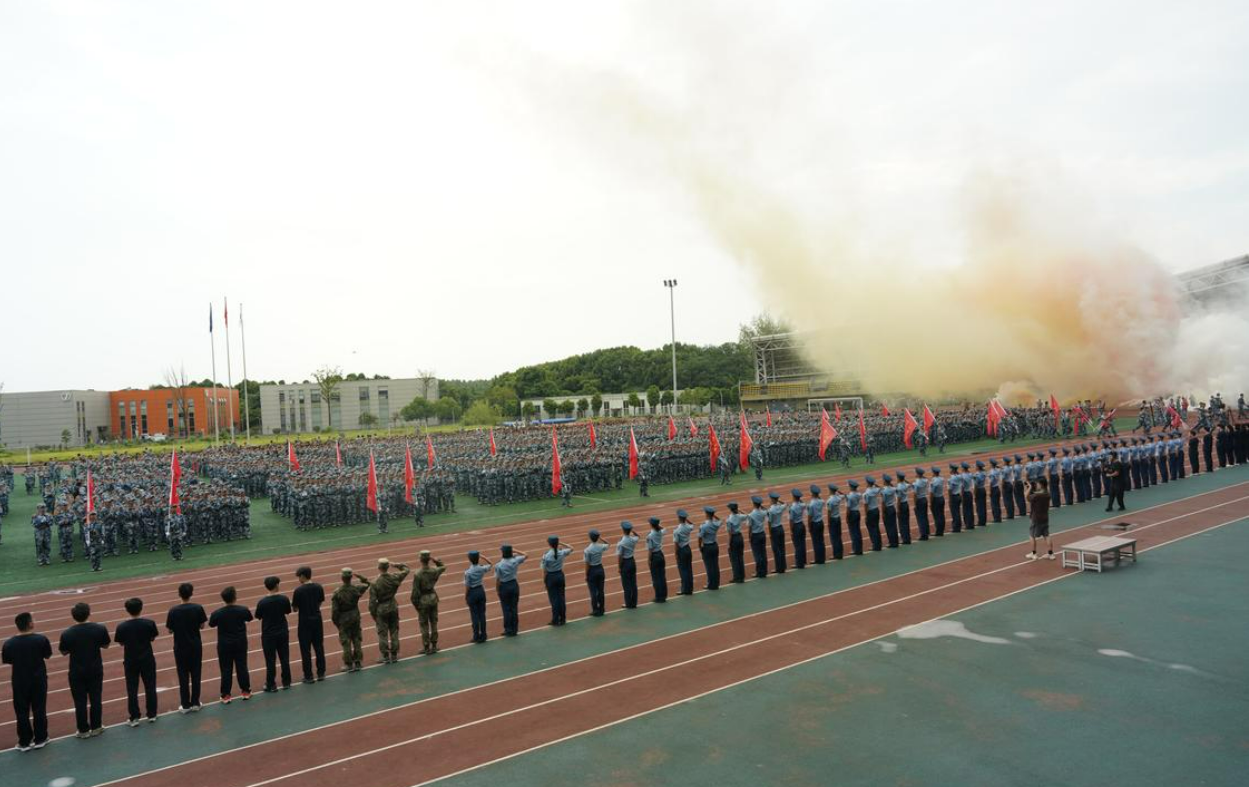 电子科大2024级本科新生军训圆满结训