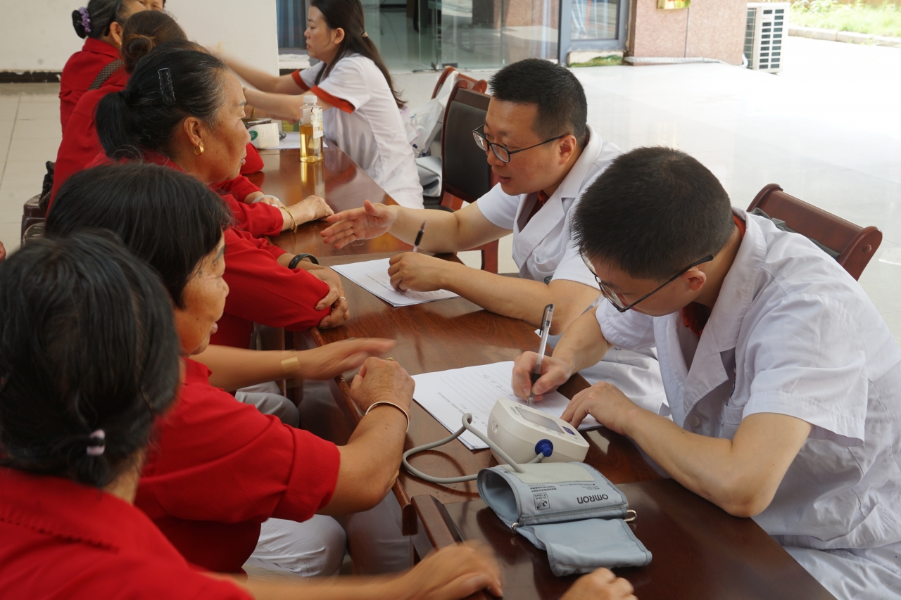 爱心义诊2.JPG
