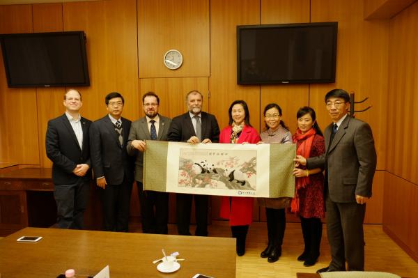 学校人文社科代表团访问中东欧高校