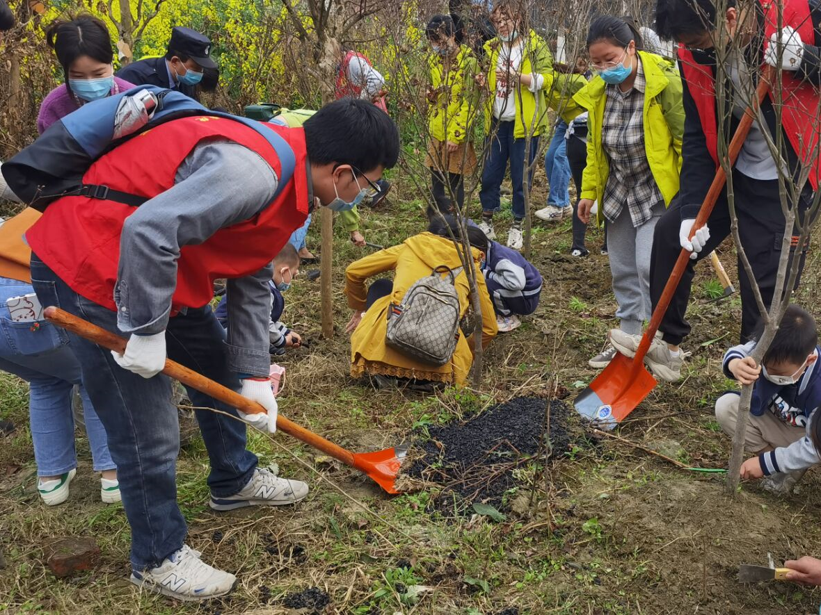 机电学院组织开展“凝聚青春力量，播种绿色希望”劳育实践