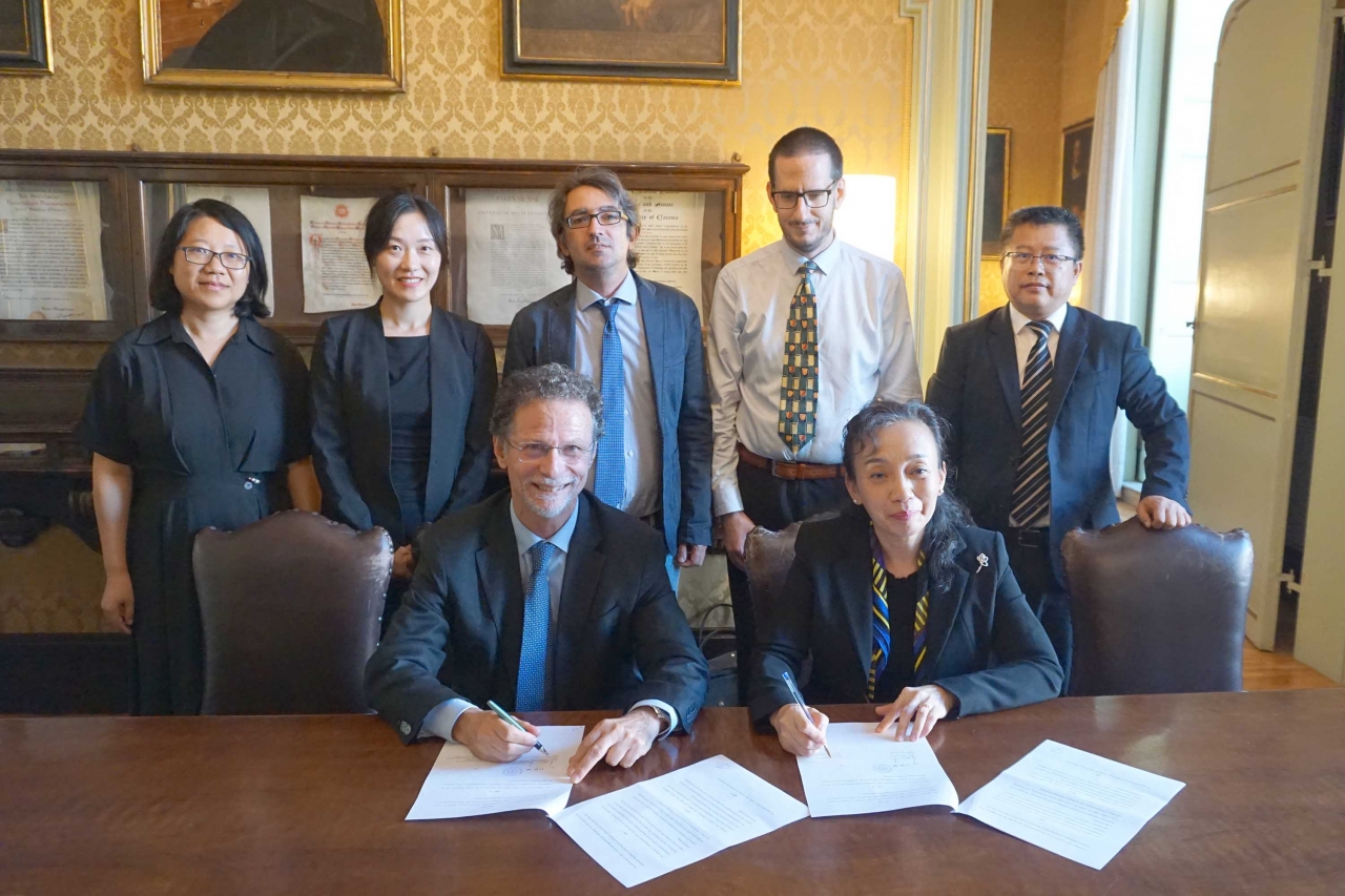 卡塔尼亚签协议.jpg 卡塔尼亚签协议.jpg