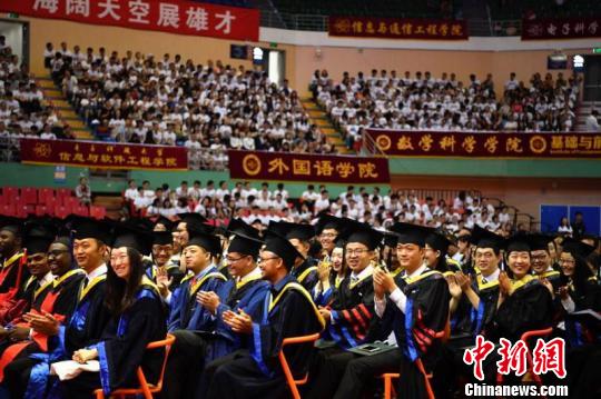 毕业典礼现场。　钟欣 摄