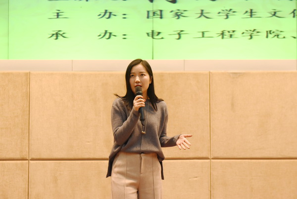 周西做客成电讲坛探讨青年人如何对待生活与生命