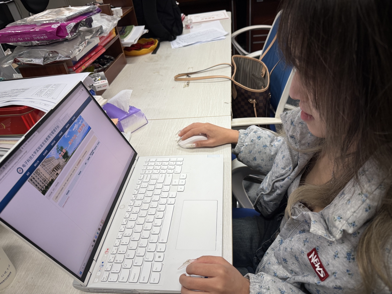 6924f8efe995f4a4480e6e6b28163d1c_215af.j