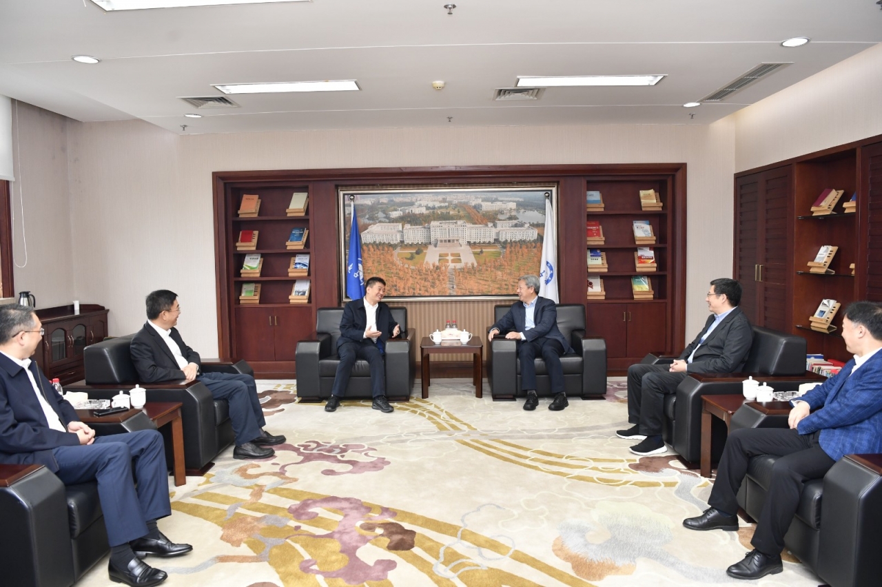 3 校党委书记王亚与苏州市委常委、组织部部长祁松会晤.JPG 692787a0b2aeedeb63a018420e695f21_b6309.j