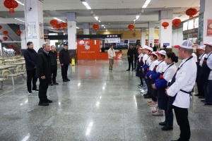 校领导看望慰问寒假一线员工和退休教师代表