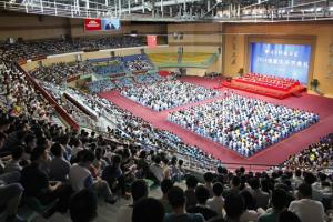 学校隆重举行2014级新生开学典礼