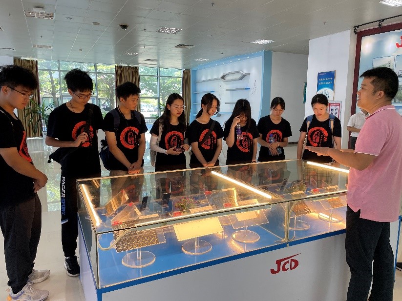 队员们走进精诚达电路科技公司.jpg 队员们走进精诚达电路科技公司.jpg