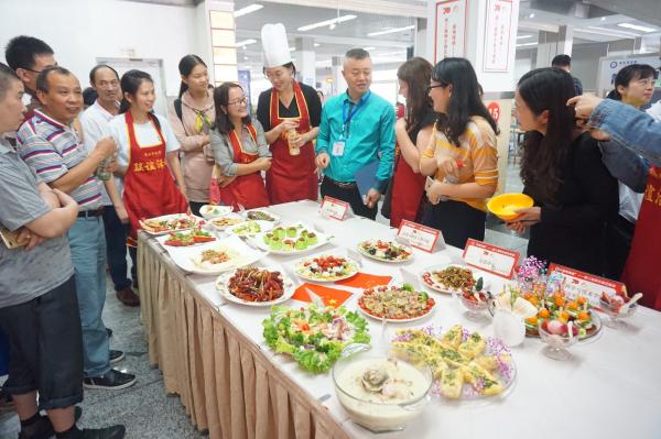 特级厨师刘光明点评 (2).JPG 6a898f2df3274acd84e93e5830b35429.jpg