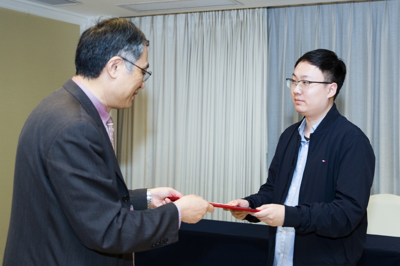 谭小地学士颁发最佳论文奖.jpg 谭小地学士颁发最佳论文奖.jpg